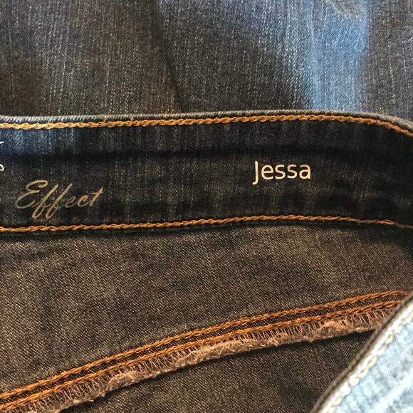 Gloria Vanderbilt Shorts Womens Jessa Two Toned Denim Slimming Effects Size 14 - Picture 9 of 10